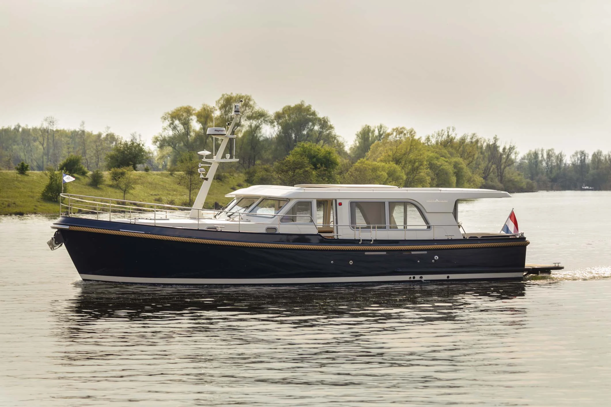 Linssen Variodeck motor yacht on the water