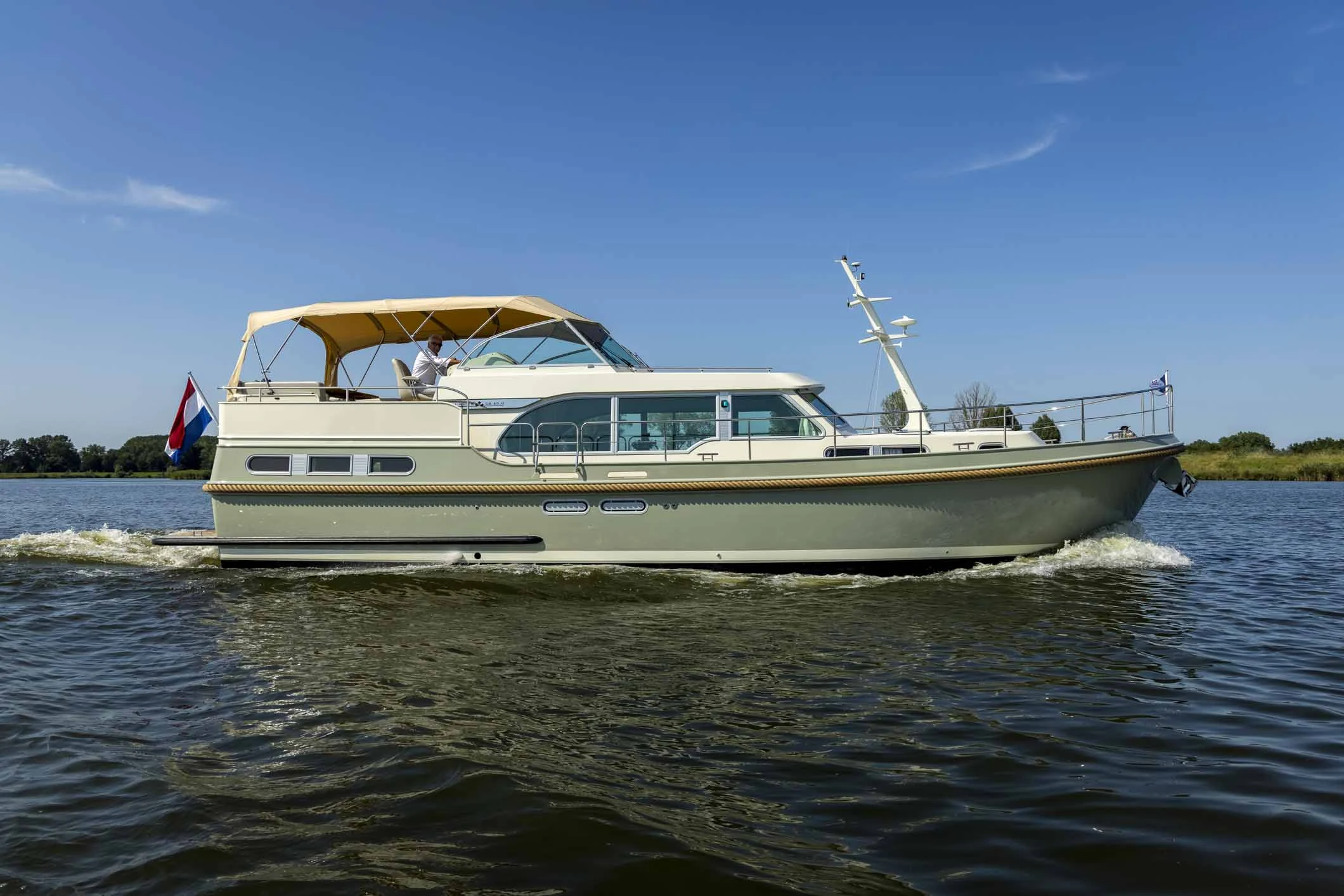 Linssen Grand Sturdy motor yacht on the water